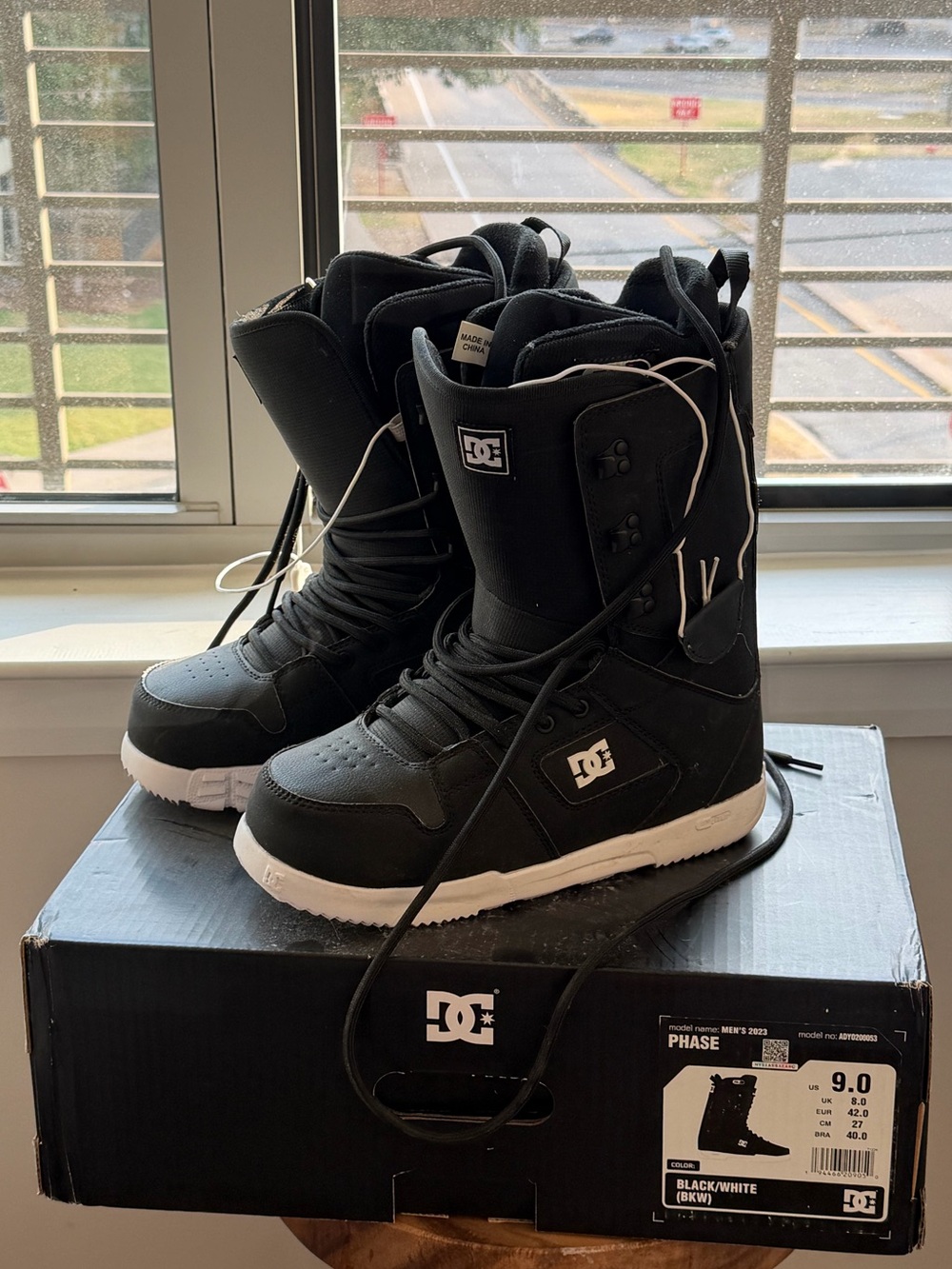 DC Phase Men’s Snowboard Boots Black/White Size 9 – Worn Once + Original Box